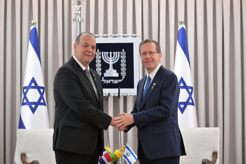 Embajador Extraordinario y Plenipotenciario de la República Dominicana Presenta Cartas Credenciales al Presidente de Israel